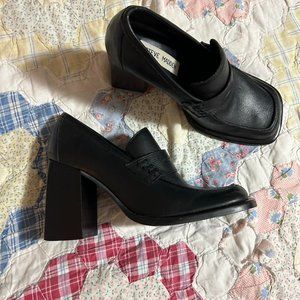 gorgeous vintage steve madden heels in size 5. have a narrow fit.
